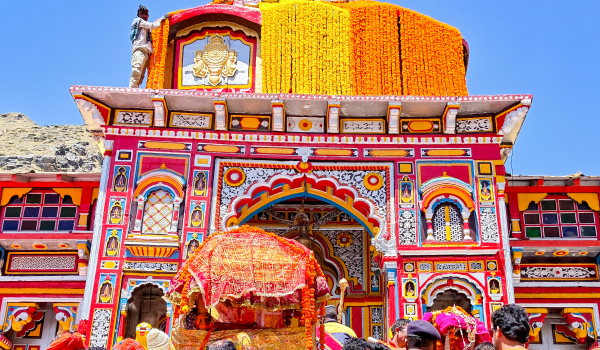 उत्तराखंड: श्रद्धालुओं के लिए खोले गए बद्रीनाथ धाम के कपाट