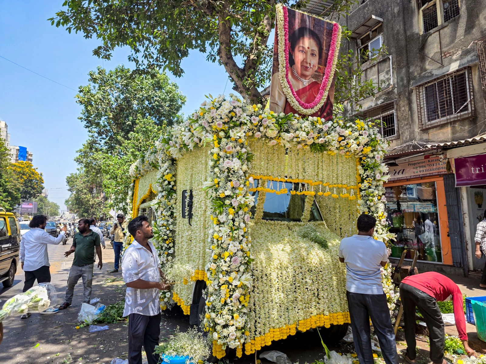 दिग्गज गायिका आशा भोसले को नम आंखों से अंतिम विदाई दी गई