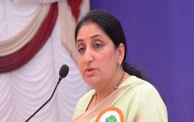 महाराष्ट्र की एनसीपी नेता सुनेत्रा अजीत पवार ने बारामती उपचुनाव के लिए नामांकन दाखिल किया