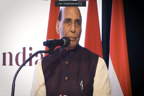 প্রতিরক্ষামন্ত্রী রাজনাথ সিং এবং দক্ষিণ কোরিয়ার প্রাক্তন সেনা বিষয়ক দপ্তরের মন্ত্রী কোয়ন ওহ-ইউ আজ সোলের ইমজিংগাক পার্কে যৌথভাবে ‘ভারতীয় যুদ্ধ স্মারক’-এর উদ্বোধন করেন।