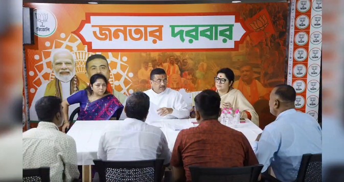 মুখ্যমন্ত্রী শুভেন্দু অধিকারী সল্টলেকে বিজেপির কার্যালয়ে ‘জনতার দরবার’-এ জনগণের অভাব-অভিযোগ শোনেন।