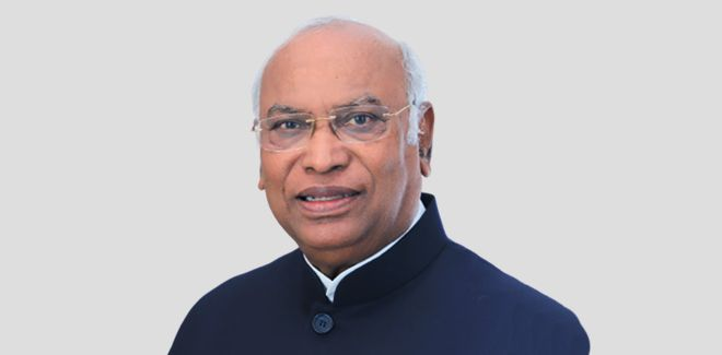 কেরালায় সরকার গঠন এবং নতুন মুখ্যমন্ত্রী নির্বাচন নিয়ে গতকাল নতুন দিল্লিতে কংগ্রেসের শীর্ষ নেতৃত্বের বৈঠক অনুষ্ঠিত হয়।
