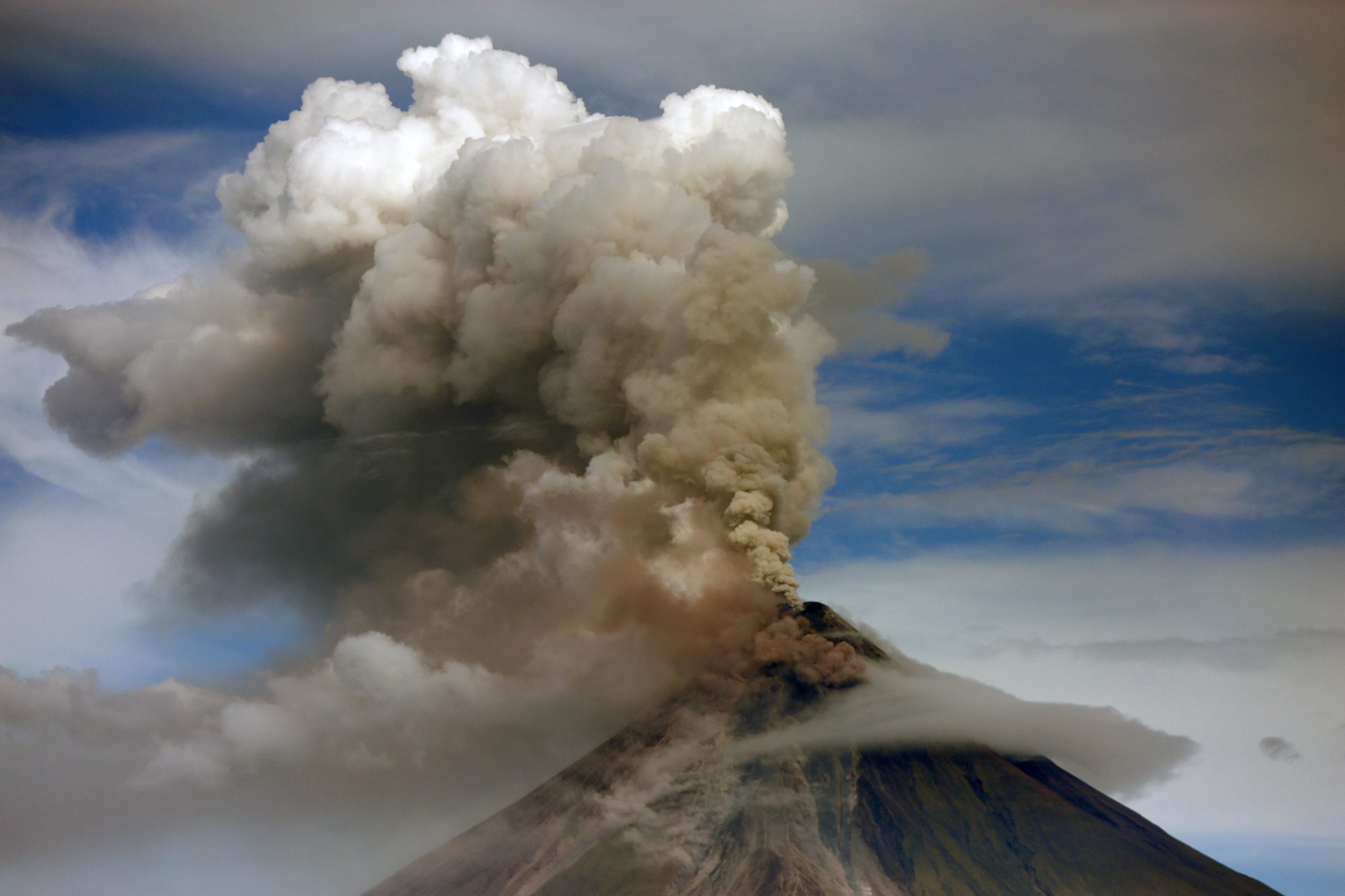  Thousands evacuated in Philippines as Mayon Volcano erupts