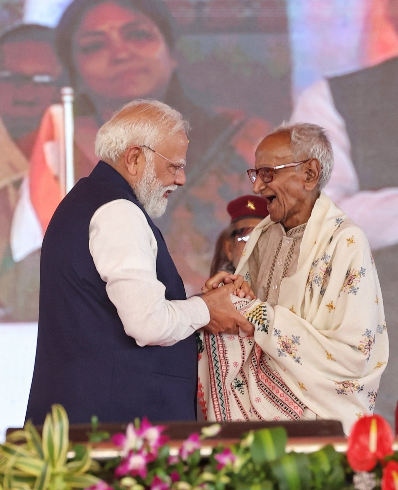 প্রধানমন্ত্রী নরেন্দ্র মোদি আজ বিজেপির অন্যতম প্রবীণ নেতা মাখনলাল সরকারকে সম্মাননা জানান