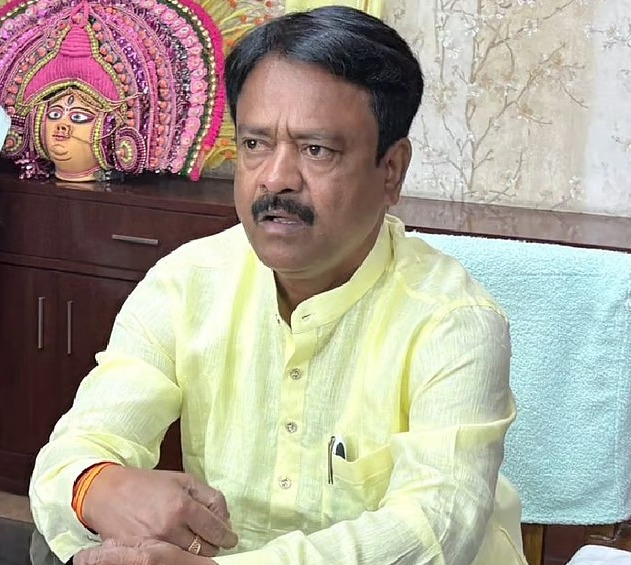 তৃণমূল কংগ্রেস সরকারের আমলে অনুপ্রবেশকারীদের চিহ্নিত করে সমস্ত রেশন কার্ড অবিলম্বে বাতিলের নির্দেশ রাজ্য সরকার দিয়েছে বলে খাদ্যমন্ত্রী অশোক কীর্তনীয়া জানিয়েছেন।