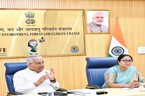 Union Environment Minister holds  review meeting to ensure substantial pollution reduction in Delhi before winters 