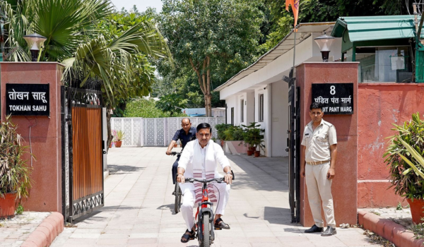 ईंधन संरक्षण के समर्थन में आवासन और शहरी कार्य राज्य मंत्री तोखन साहू ने अपने आवास से संकल्प भवन तक 3 किमी साइकिल चलाई