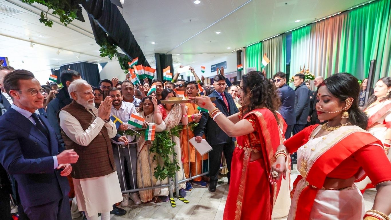 पीएम मोदी का स्वीडन के गोथेनबर्ग में भारतीय समुदाय ने गर्मजोशी से स्वागत किया