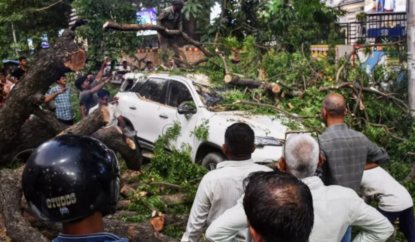 उत्तर प्रदेश में आंधी-बारिश का कहर, 111 से अधिक लोगों की मौत