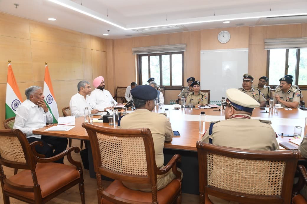 रेल मंत्री अश्विनी वैष्णव ने फील्ड अधिकारियों के साथ उच्च-स्तरीय सुरक्षा समीक्षा बैठक की