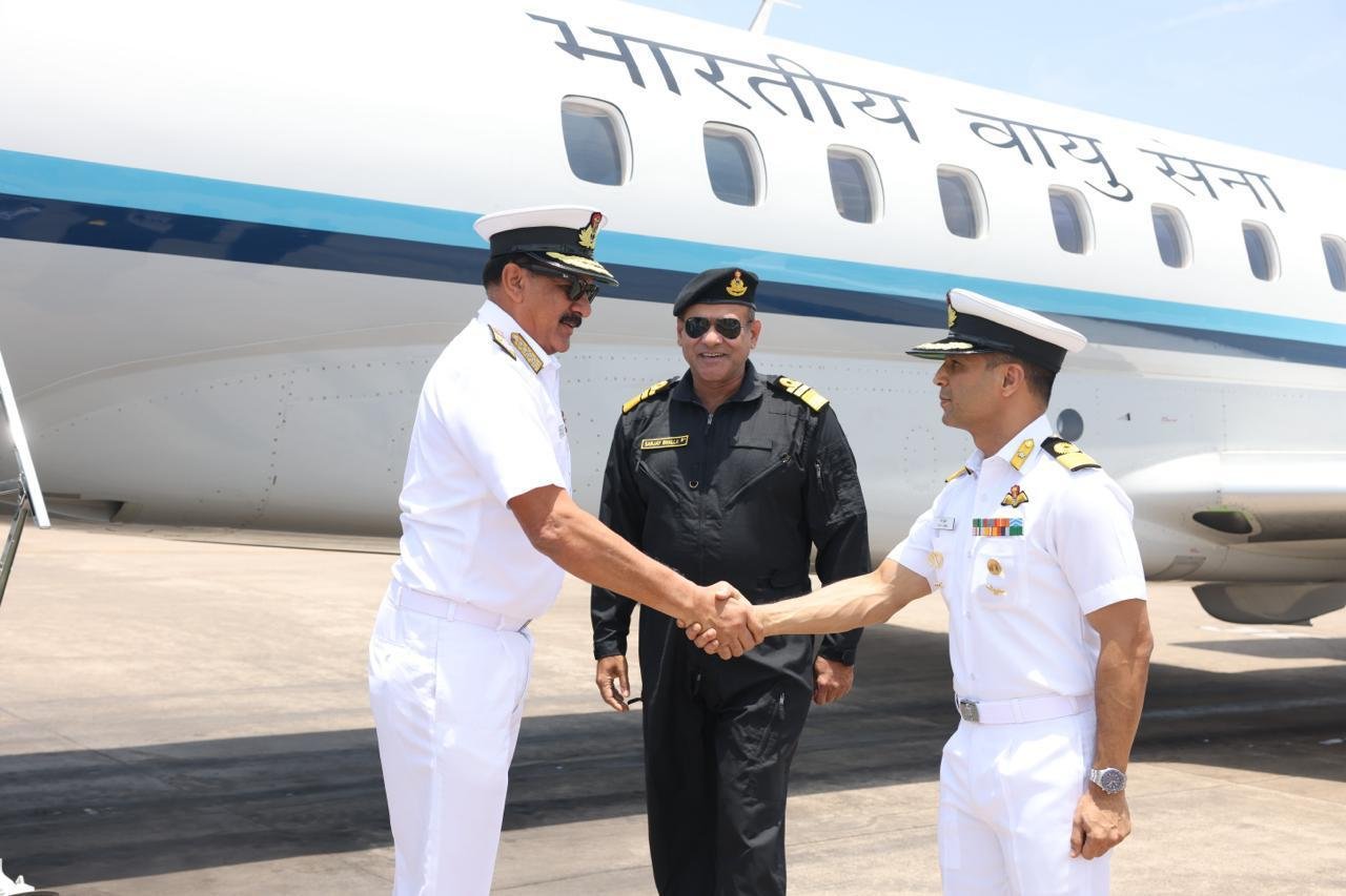 नौसेना प्रमुख एडमिरल दिनेश कुमार त्रिपाठी ने विशाखापत्तनम स्थित पूर्वी नौसेना कमान का दौरा किया