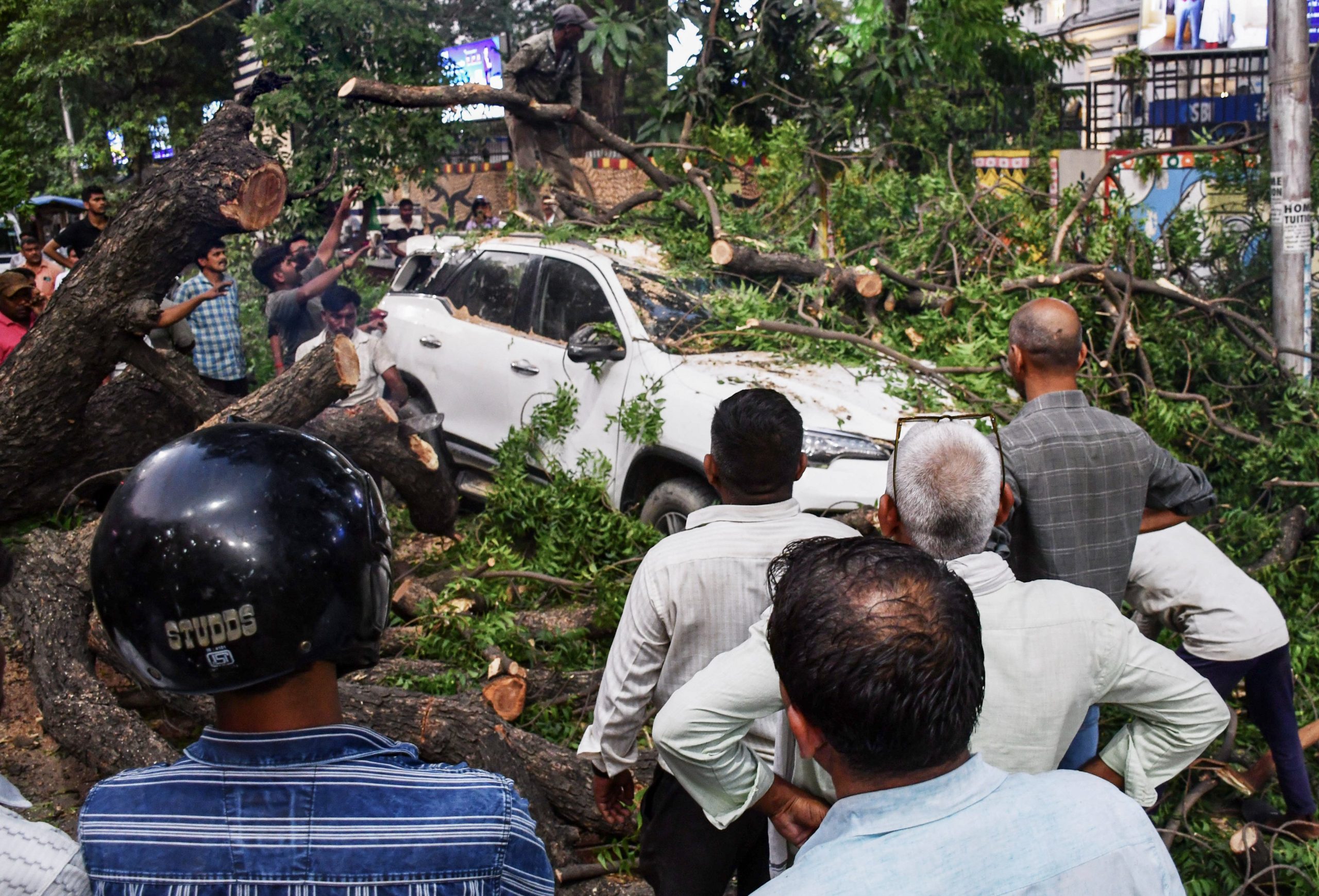 उत्तर प्रदेश में बारिश धूल भरी आंधी और आकाशीय बिजली की घटनाओं में 60 लोगों की मौत