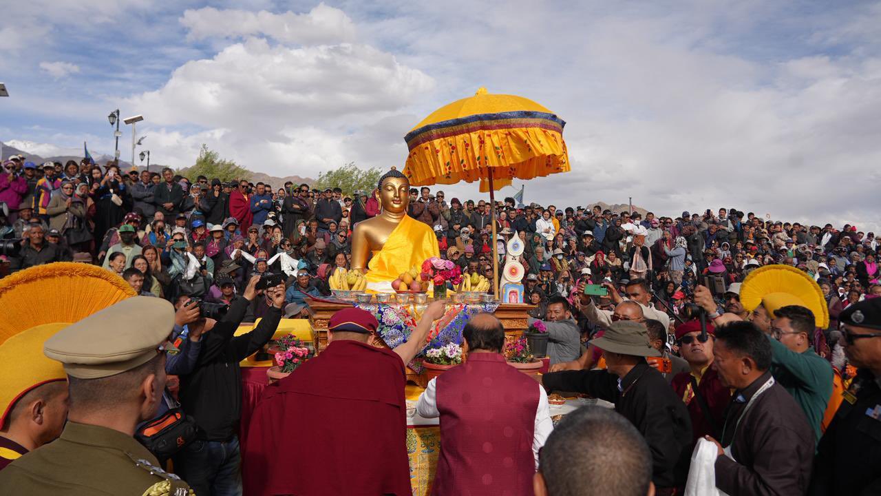 लद्दाख:14 दिवसीय आयोजन के बाद भगवान बुद्ध के पवित्र पिपरहवा अवशेषों को भावभीनी विदाई दी गई
