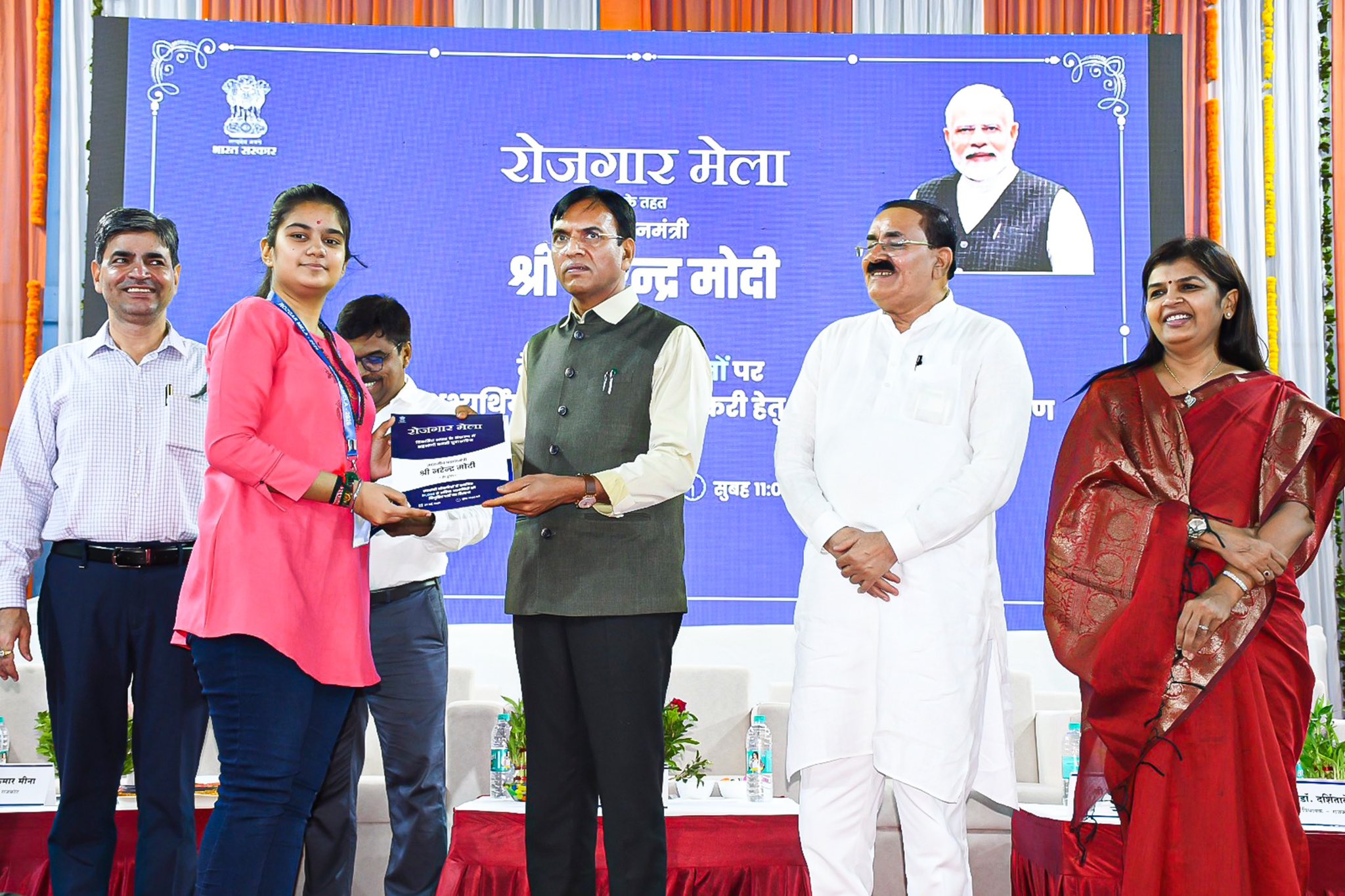 गुजरात में क्षेत्रीय रोजगार मेलों का आयोजन, 242 नए कर्मचारियों को सौंपे गए नियुक्ति पत्र