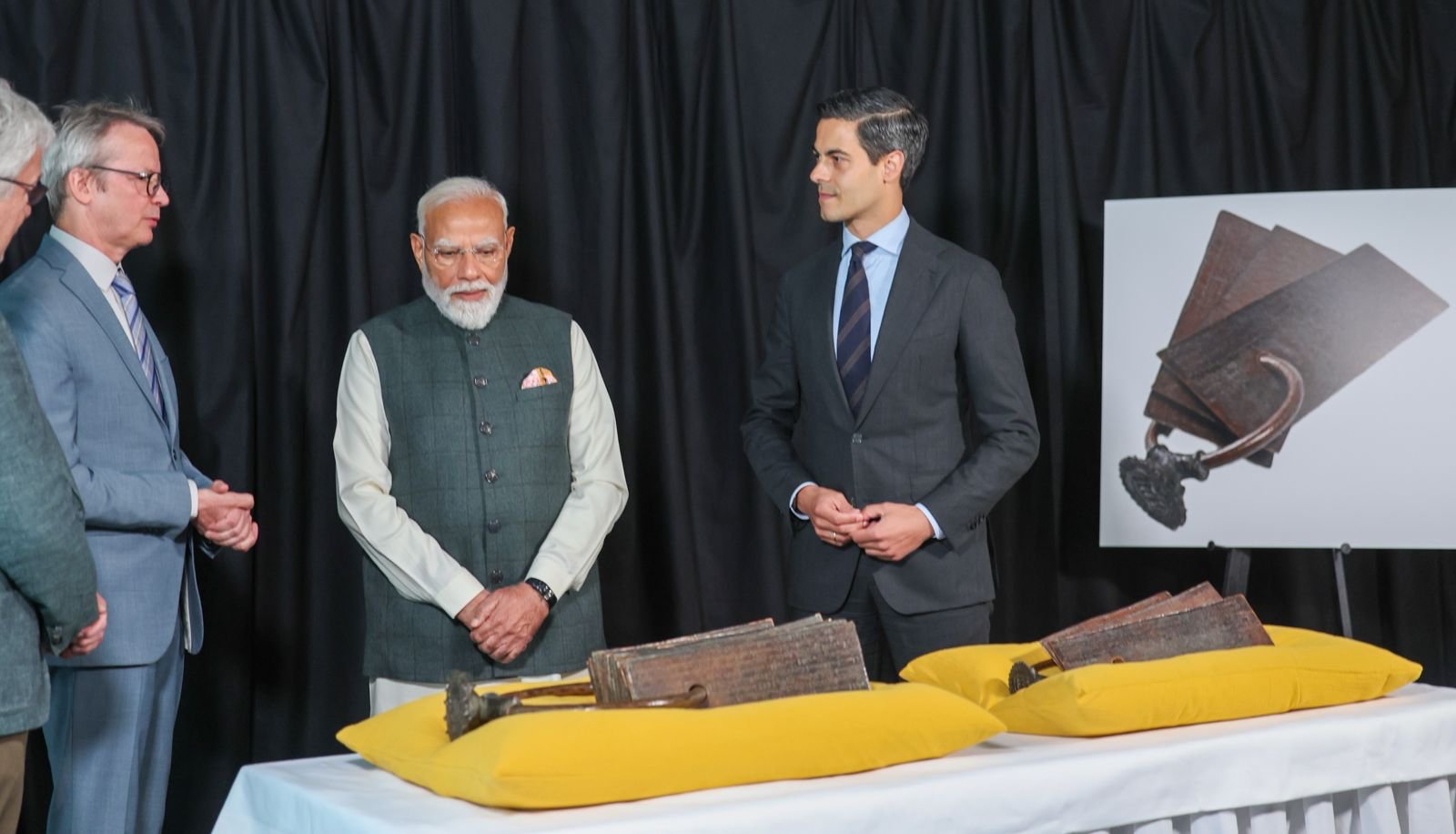 प्रधानमंत्री मोदी को नीदरलैंड्स के लीडेन विश्वविद्यालय ने भेंट किए 11वीं शताब्दी के ऐतिहासिक चोल ताम्रपत्र