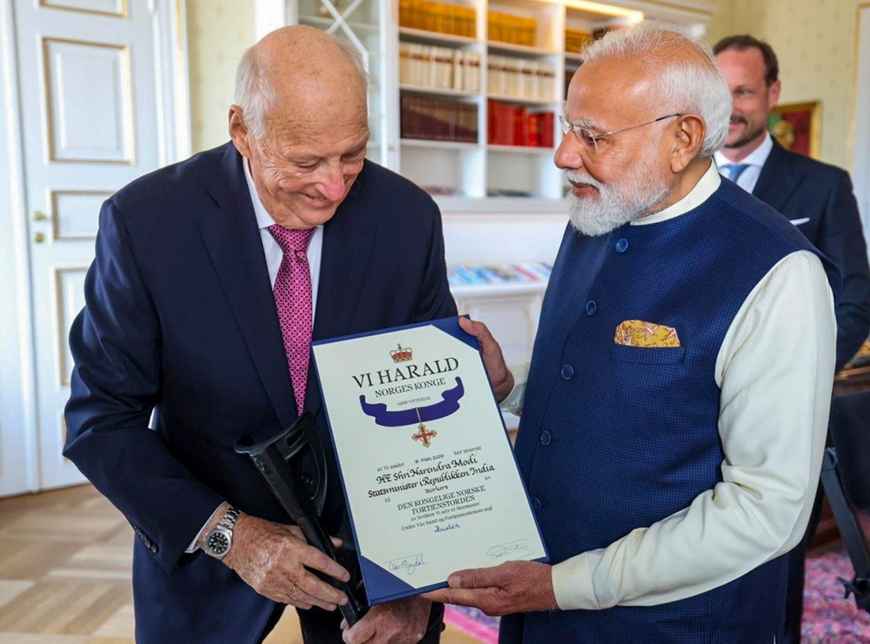 प्रधानमंत्री मोदी को नार्वे के राजा हेराल्‍ड पंचम ने सर्वोच्‍च नागरिक सम्‍मान ग्रेंड क्रास ऑफ दी रॉयल नार्वेजियन आर्डर ऑफ मैरिट से सम्‍मानित किया