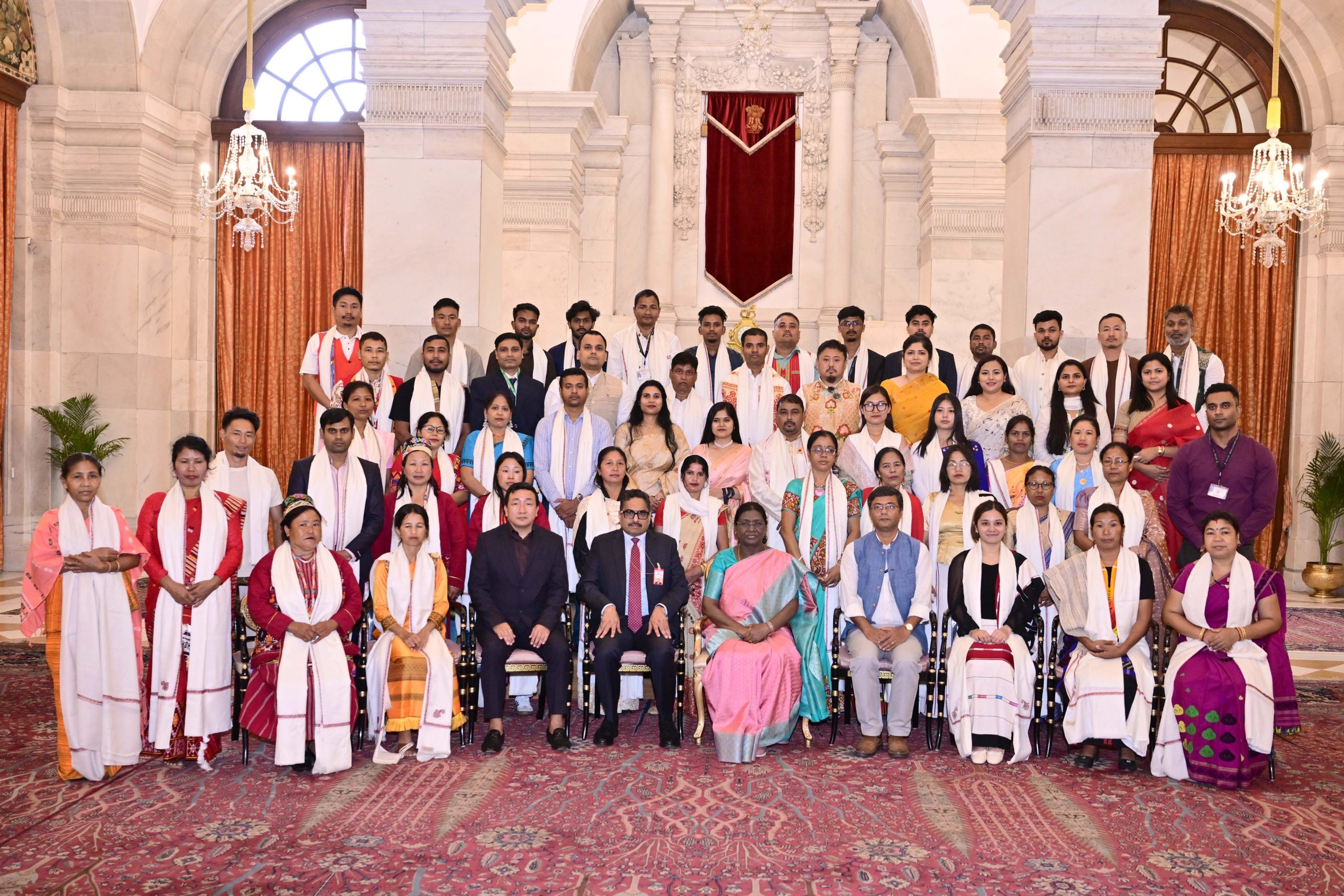 पूर्वोत्‍तर राज्‍यों के कारीगरों और बुनकरों से राष्‍ट्रपति द्रौपदी मुर्मु ने की मुलाकात