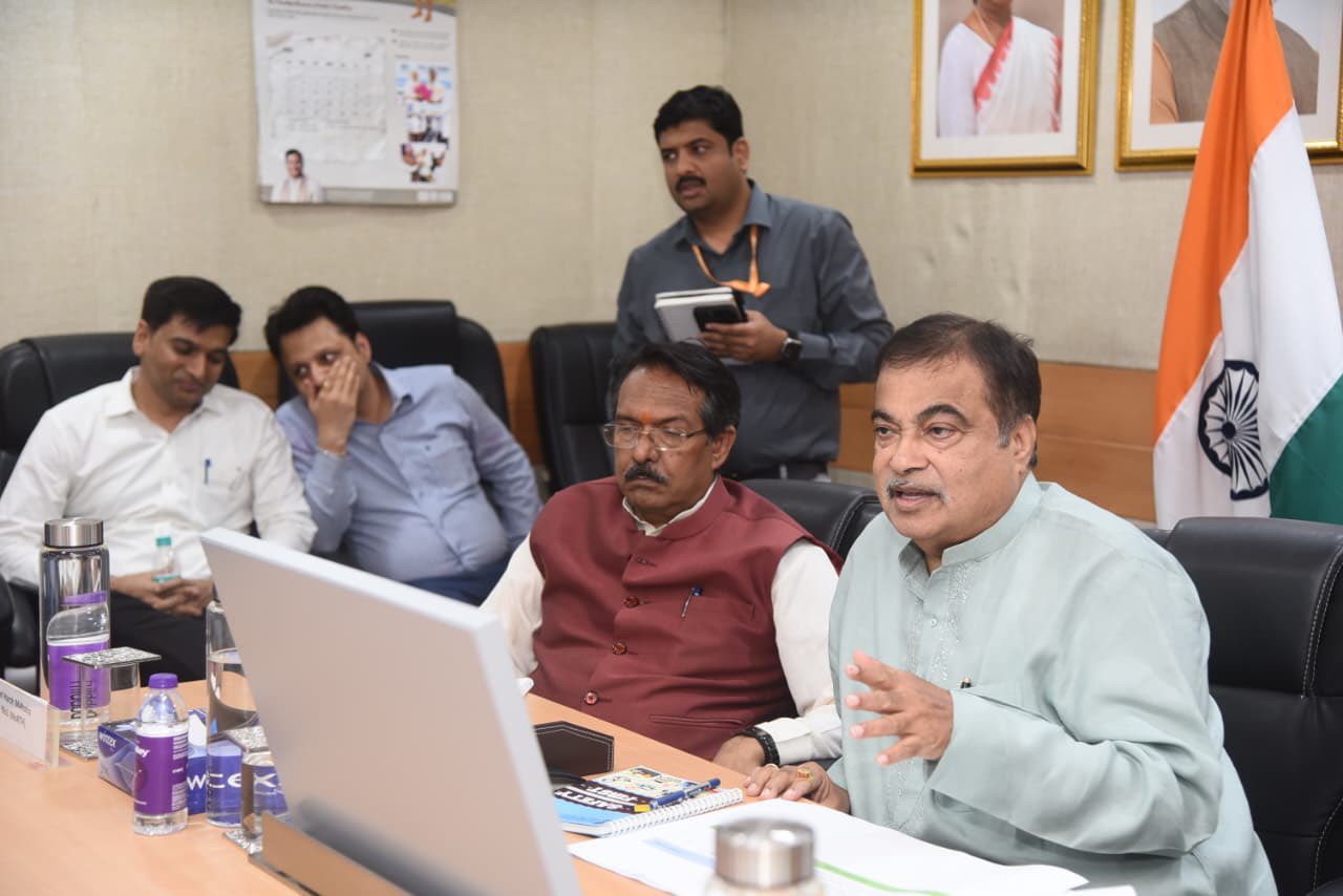 नई दिल्ली: केंद्रीय मंत्री नितिन गडकरी ने असम में चार हजार किमी. से अधिक राष्ट्रीय राजमार्ग परियोजनाओं की समीक्षा की