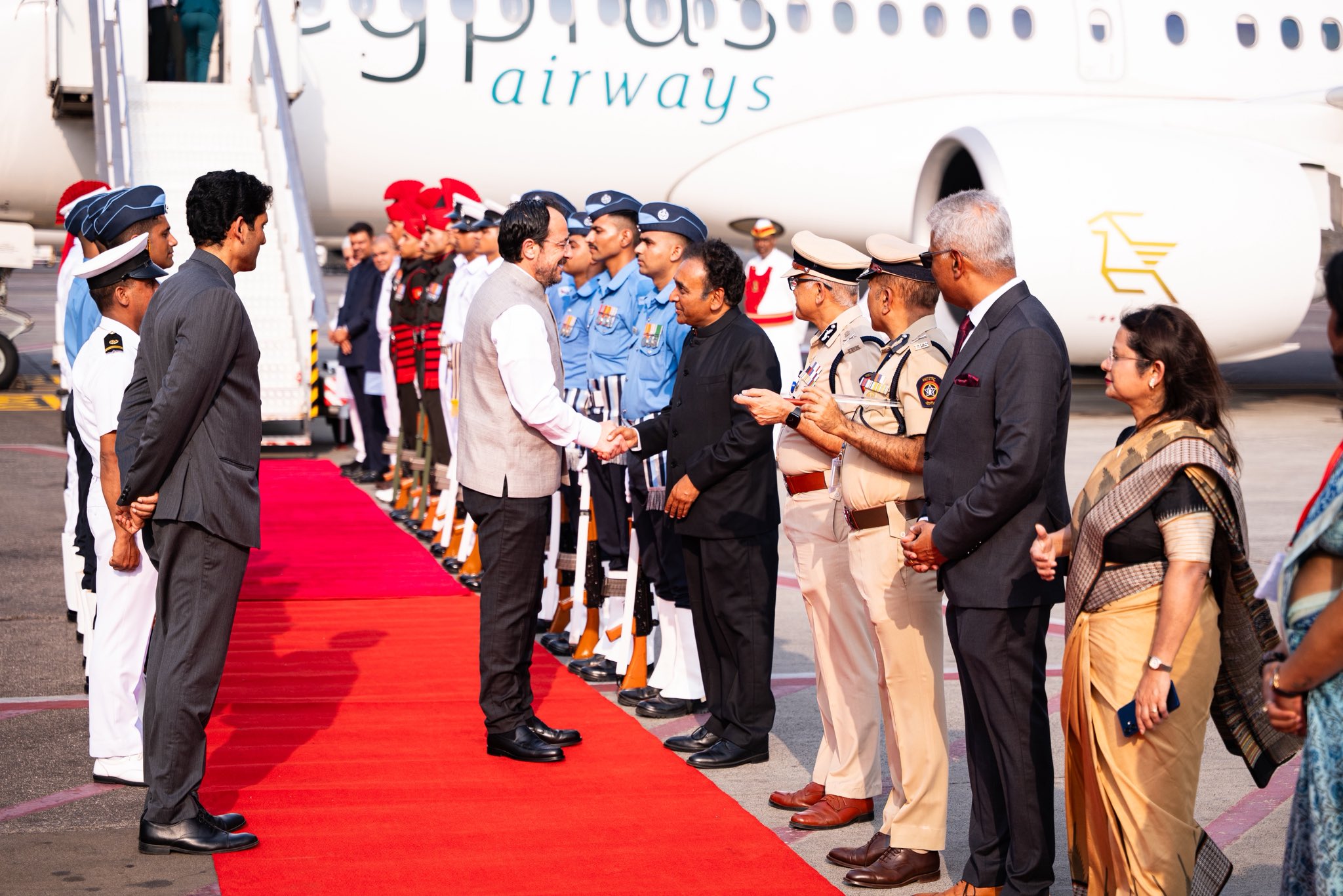 সাইপ্রাসের রাষ্ট্রপতি নিকোস ক্রিস্টোডৌলিদিস উচ্চ-পর্যায়ের প্রতিনিধিদলসহ চার দিনের  সফরে গতকাল সন্ধ্যায় মুম্বাই এসে পৌঁছেছেন।                                                                                                                                                                                                                                                                                                                                                         সাইপ্রাসের রাষ্ট্রপতি নিকোস ক্রিস্টোডৌলিদিস উচ্চ-পর্যায়ের প্রতিনিধিদলসহ চার দিনের  সফরে গতকাল সন্ধ্যায় মুম্বাই এসে পৌঁছেছেন।