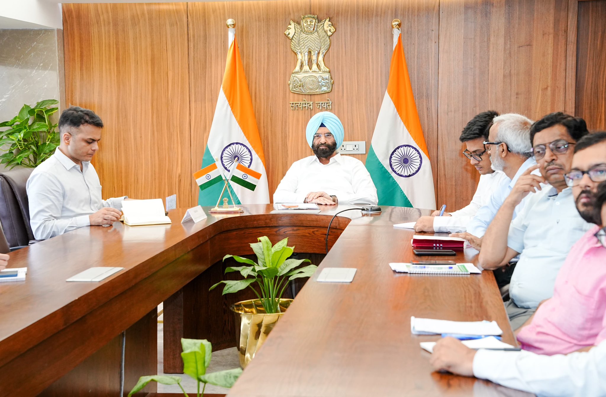 दिल्ली के पर्यावरण मंत्री मनजिंदर सिंह सिरसा ने डस्ट पोर्टल 2.0 को लेकर अधिकारियों के साथ समीक्षा बैठक की