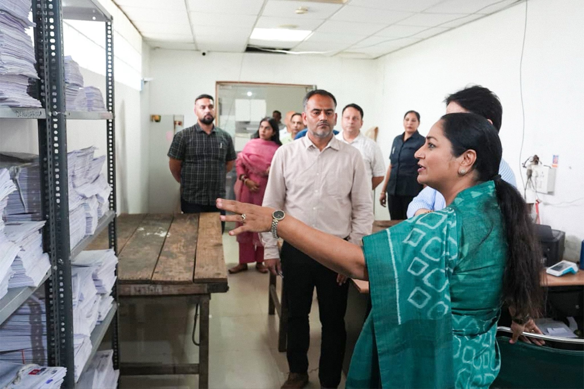 दिल्ली की मुख्यमंत्री रेखा गुप्ता ने राजस्व विभाग के ई-सब रजिस्ट्रार कार्यालयों का औचक निरीक्षण किया