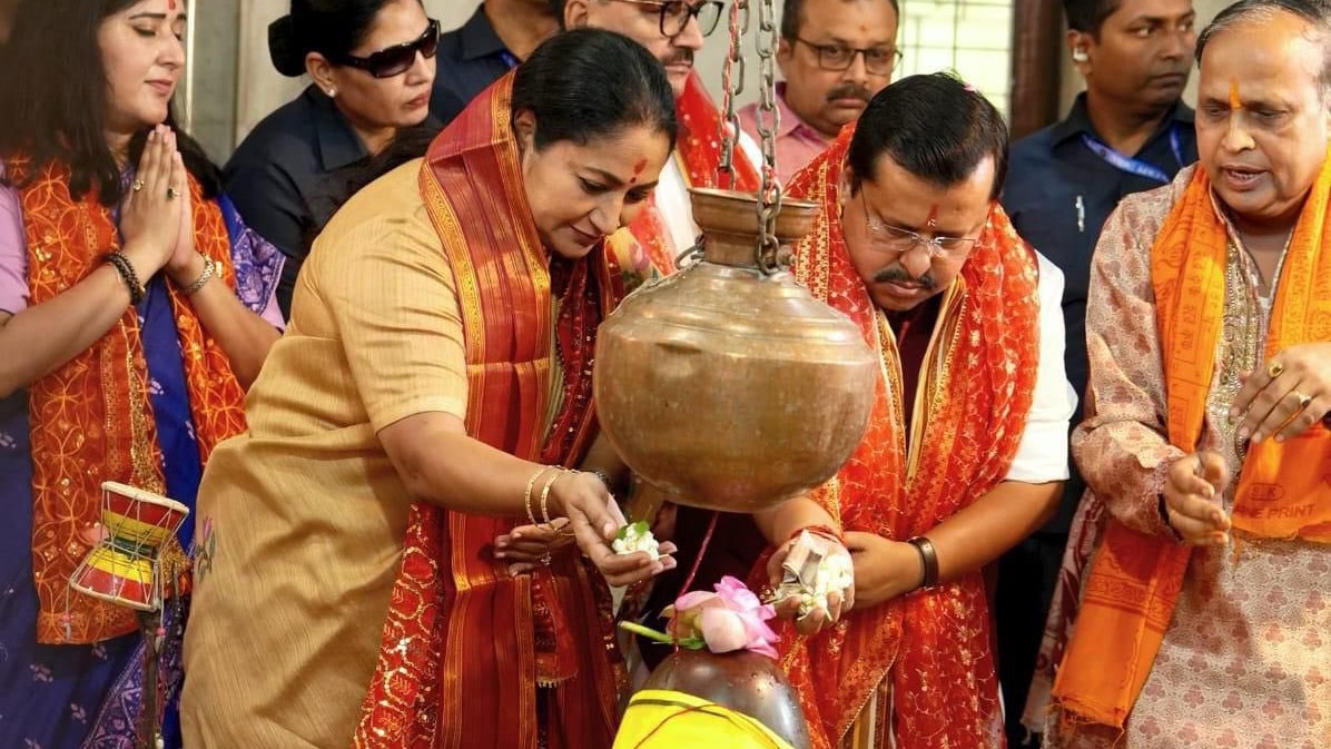 BJP President Nitin Nabin with Party leaders offer prayers at Kali Bari Mandir, CR Park, New Delhi
