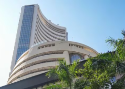 शेयर बाजार: सेंसेक्स में 114 अंकों की गिरावट, निफ्टी में 32 अंकों की कमी