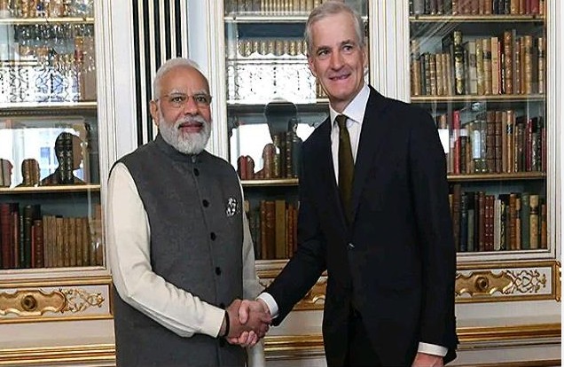 प्रधानमंत्री नरेन्‍द्र मोदी ने नॉर्वे के प्रधानमंत्री योनस गौर स्टोर से ओस्लो में वार्ता की