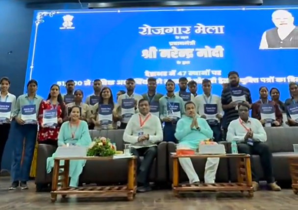 केंद्रीय मंत्री नितिन गडकरी ने नागपुर में आयोजित रोजगार मेले में नवनियुक्‍त कर्मचारियों को दिया नियुक्ति पत्र