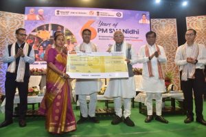 কেন্দ্রীয় আবাসন ও নগর বিষয়ক  মন্ত্রী মনোহর লাল,  শহরে জীবিকা সংস্থানের  উন্নয়নের লক্ষ্যে একটি উল্লেখযোগ্য মাইলফলক হিসেবে, “পিএম স্বনিধি-র ৬ বছর” উদযাপন উপলক্ষে আয়োজিত এক  অনুষ্ঠানে , রাস্তার হকারদের ‘পিএম স্বনিধি’ ঋণের চেক এবং কিউআর-কোড যুক্ত ক্রেডিট কার্ড   বিতরণ করেন।