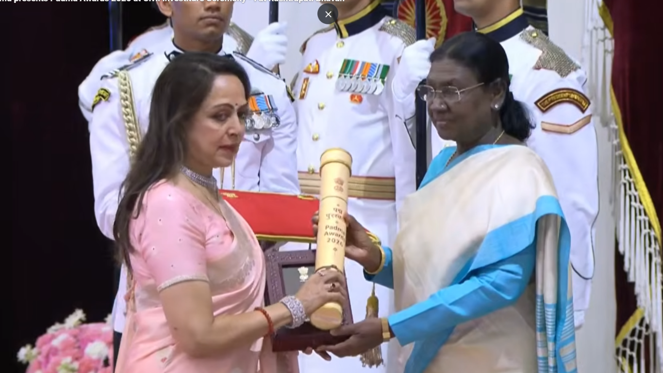 राष्ट्रपति द्रौपदी मुर्मु ने राष्ट्रपति भवन में पद्म पुरस्कार-2026 प्रदान किए