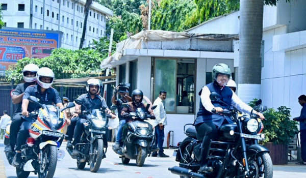 महाराष्ट्र: ईंधन संरक्षण के लिए सीएम देवेंद्र फडणवीस मोटरसाइकिल से विधानसभा पहुंचे