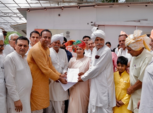 Delhi CM Rekha Gupta interacts with farmers at Mukhyamantri Janseva Sadan