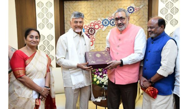 Union Minister Giriraj Singh reviews textile, handloom and sericulture initiatives in Andhra Pradesh