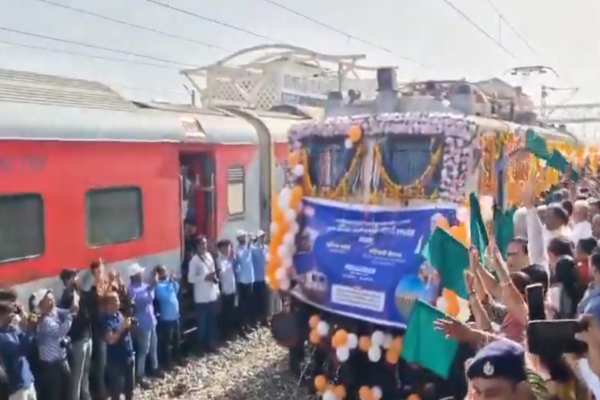 रेल मंत्री अश्विनी वैष्णव ने भुज-बरेली एक्सप्रेस को हरी झंडी दिखाकर किया रवाना