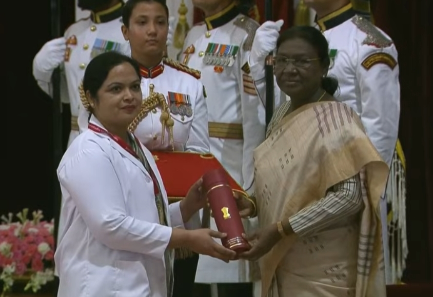 রাষ্ট্রপতি দ্রৌপদী মুর্মু আজ রাষ্ট্রপতি ভবনে আন্তর্জাতিক নার্স দিবস উপলক্ষ্যে এক অনুষ্ঠানে পনেরো জন নার্সদের হাতে জাতীয় ফ্লোরেন্স নাইটিঙ্গেল পুরস্কার তুলে দেন।