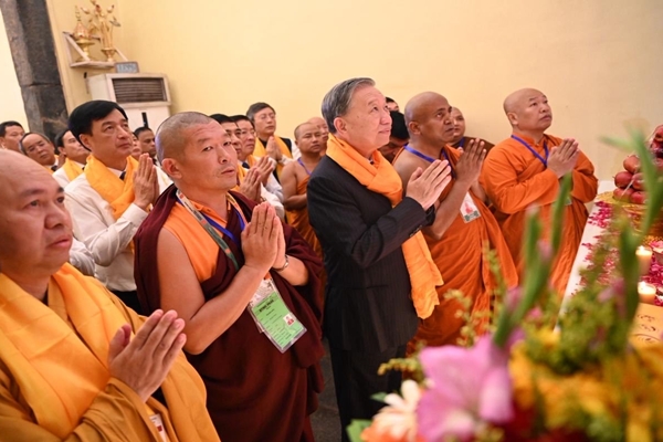 Vietnamese President To Lam Offers Prayers at Mahabodhi Temple