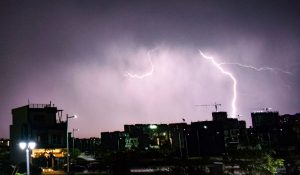 বিহারে ঝড়, বৃষ্টি ও বজ্রপাতের পৃথক পৃথক ঘটনায় অন্তত ১৩ জনের মৃত্যু হয়েছে।