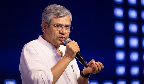 रेल मंत्री अश्विनी वैष्णव ने रेलवे अधिकारियों के साथ की बैठक, भर्ती प्रक्रिया में पारदर्शिता की आवश्यकता पर दिया बल