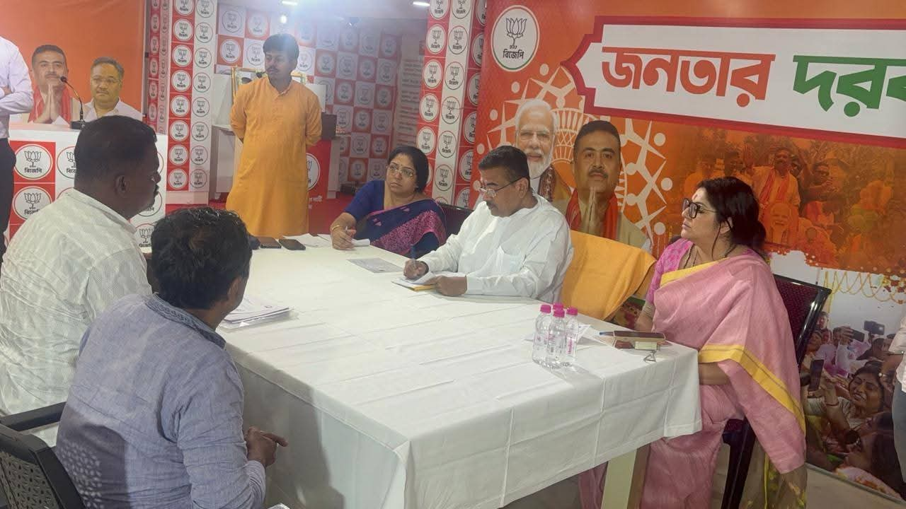 মুখ্যমন্ত্রী শুভেন্দু অধিকারী, আজ সল্টলেক বিজেপি কার্যালয়ে ‘জনতার দরবারে’ অনুষ্ঠানে সমাজের বিভিন্ন স্তর থেকে আসা মানুষের অভাব অভিযোগ শুনে সমাধানের আশ্বাস দিয়েছেন।