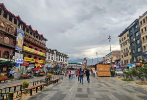 जम्मू-कश्मीर में बारिश, गरज और तेज हवाओं की संभावना