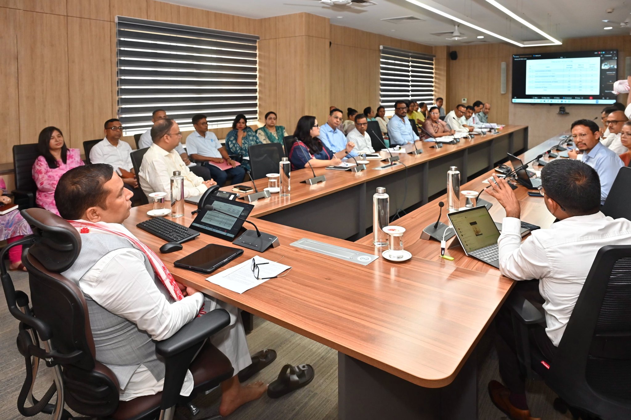 ৰাজ্যত বৃদ্ধি পোৱা প্ৰবঞ্চনামূলক কৰ প্ৰথা ৰোধ কৰিবলৈ কৰ বিভাগৰ বিষয়াক তীক্ষ্ণ নিৰীক্ষণৰ নিৰ্দেশ বিত্ত মন্ত্ৰী জয়ন্ত মল্লবৰুৱাৰ