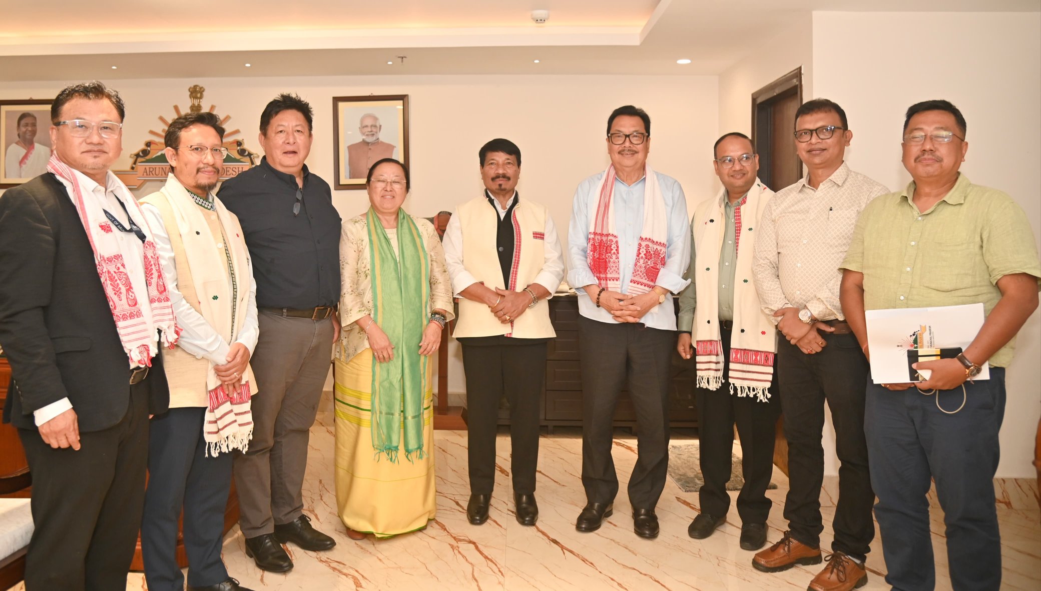 অৰুণাচলৰ ইটানগৰত উপ মুখ্যমন্ত্রী চাওনা মেইনৰ সৈতে মন্ত্ৰী অতুল বৰাসহ এটা প্ৰতিনিধি দলৰ বৈঠক