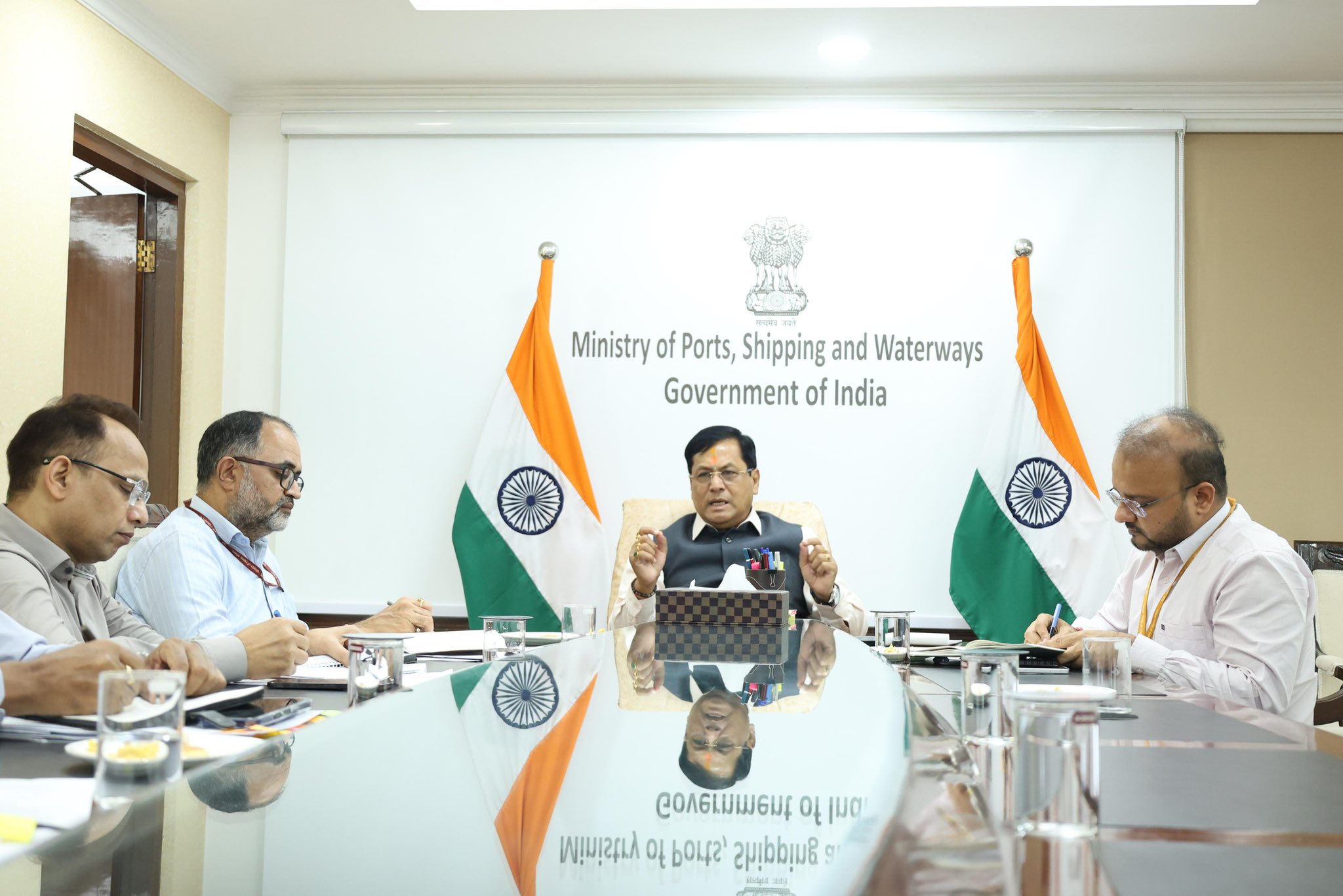 উত্তৰ-পূৰ্বাঞ্চলত ৰূপায়িত অভ্যন্তৰীণ জলপথ প্রকল্পসমূহৰ অগ্ৰগতিৰ পৰ্যালোচনা কেন্দ্ৰীয় বন্দৰ, জাহাজ চলাচল আৰু জলপথ মন্ত্ৰী সৰ্বানন্দ সোণোৱালৰ