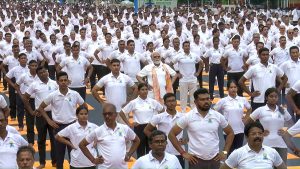 प्रधानमंत्री नरेन्द्र मोदी ने कोलकाता के रेड रोड पर योगाभ्यास किया