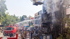 लखनऊ आग हादसे में पुलिस ने छह लोगों के खिलाफ मामला दर्ज किया, चार अधिकारी निलंबित