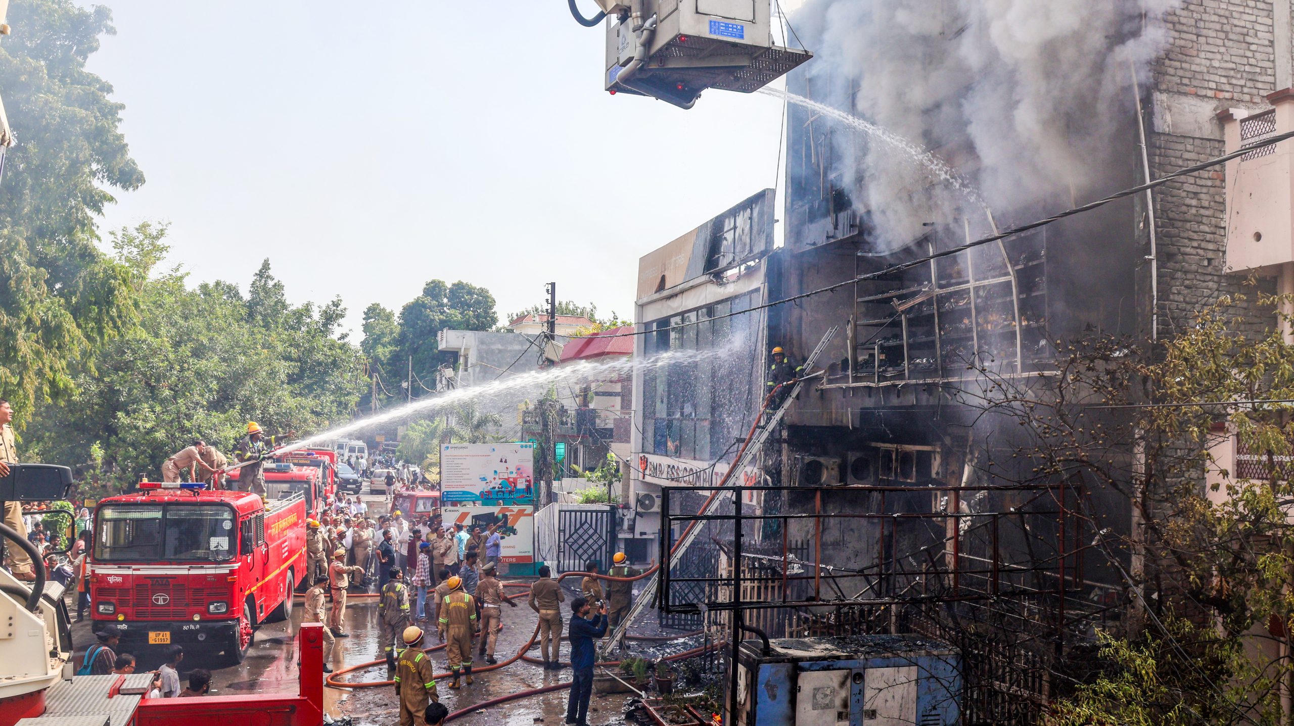 उत्तर प्रदेश सरकार ने लखनऊ अग्निकांड में चार अधिकारियों को निलंबित किया, चार आरोपी गिरफ़्तार