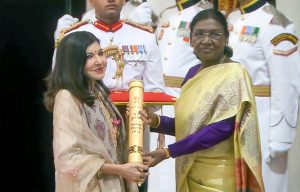 राष्ट्रपति द्रौपदी मुर्मु ने राष्ट्रपति भवन में आयोजित समारोह में पद्म पुरस्कार प्रदान किए