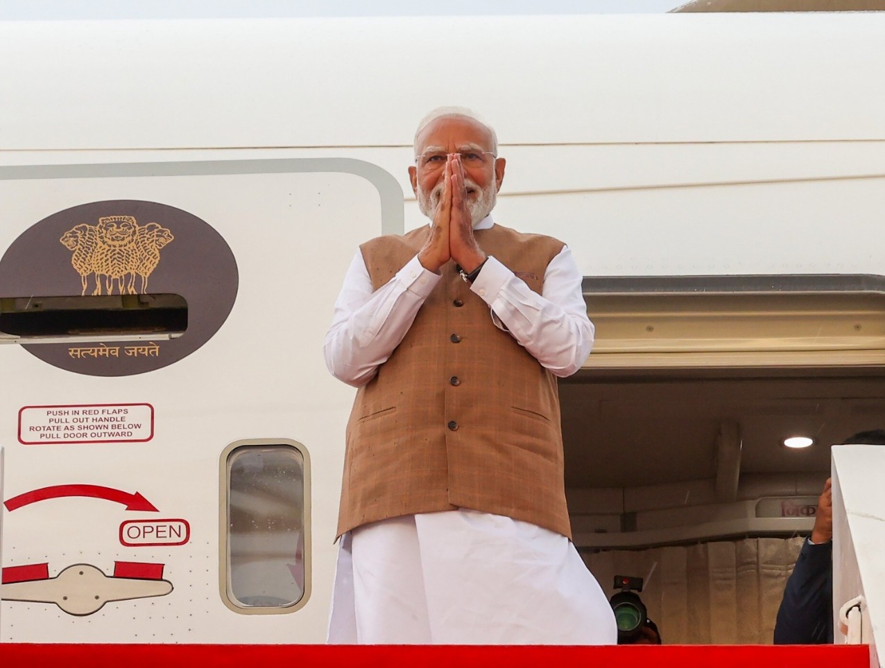 প্রধানমন্ত্রী নরেন্দ্র মোদী সেশেলসের জাতীয় দিবসের সুবর্ন জয়ন্তী উদযাপনে সম্মানীয় অতিথি হিসেবে যোগ দিতে আজ সকালে তিন দিনের সফরে রওনা হয়েছেন।
