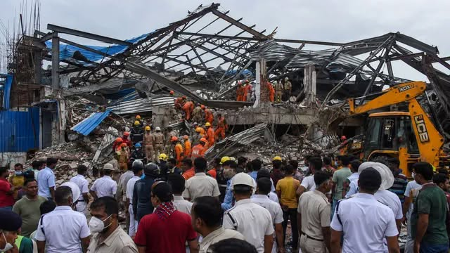 কলকাতার তারাতলায় ব্রেসব্রিজের কাছে আজ নির্মীয়মান একটি চা গোডাউনে লোহার শেড ভেঙে পড়ে এখনও পর্যন্ত তিনজনের মৃত্যুর খবর পাওয়া যাচ্ছে।